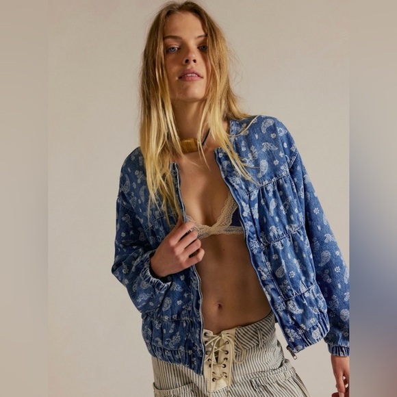 We The Free Layla Printed Denim Jacket Blue Fog Size Large EUC Final Price Drop! - Picture 2 of 6